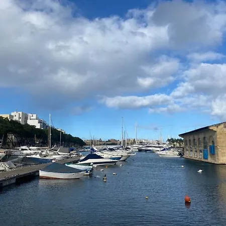 2br Penthouse With Views Overlooking Marina By 360 Estates