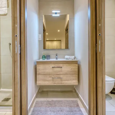 2br Penthouse With Views Overlooking Marina By 360 Estates