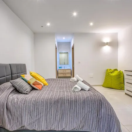 Apartment 2br Penthouse With Views Overlooking Marina By 360 Estates *