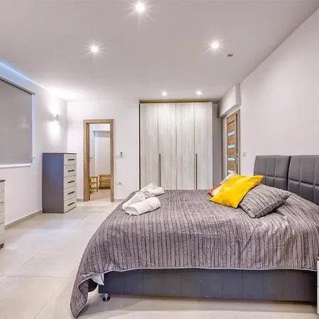 2br Penthouse With Views Overlooking Marina By 360 Estates