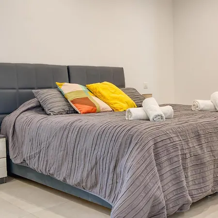 2br Penthouse With Views Overlooking Marina By 360 Estates * Pieta