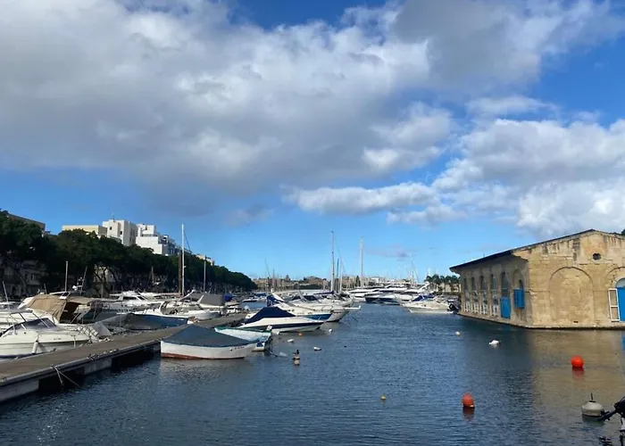 2br Penthouse With Views Overlooking Marina By 360 Estates