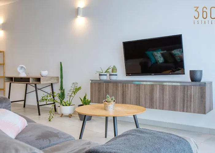 Apartment 2br Penthouse With Views Overlooking Marina By 360 Estates