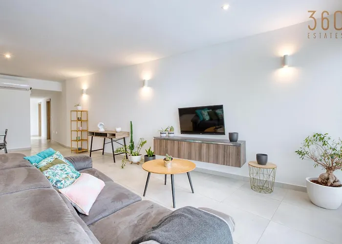 Apartment 2br Penthouse With Views Overlooking Marina By 360 Estates Pieta