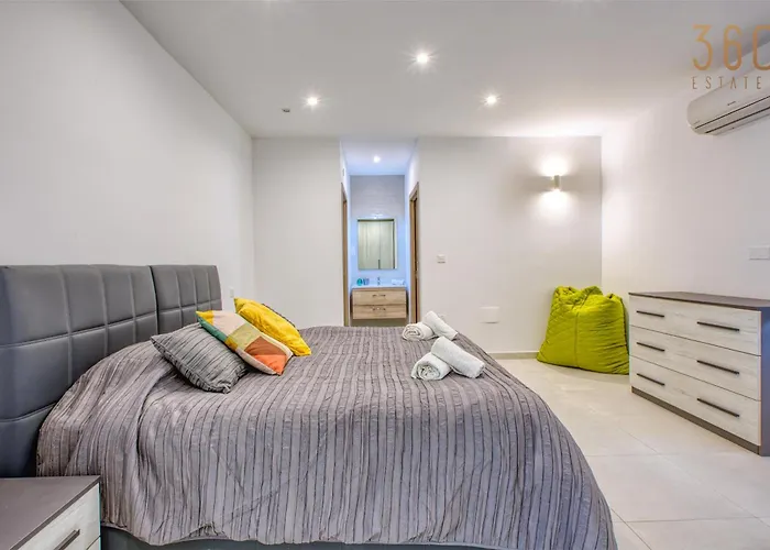 Apartment 2br Penthouse With Views Overlooking Marina By 360 Estates *