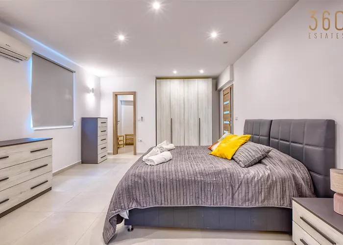 2br Penthouse With Views Overlooking Marina By 360 Estates