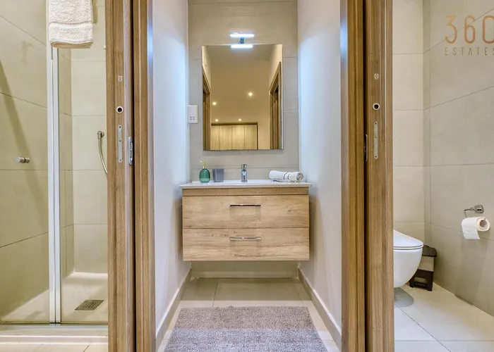 2br Penthouse With Views Overlooking Marina By 360 Estates