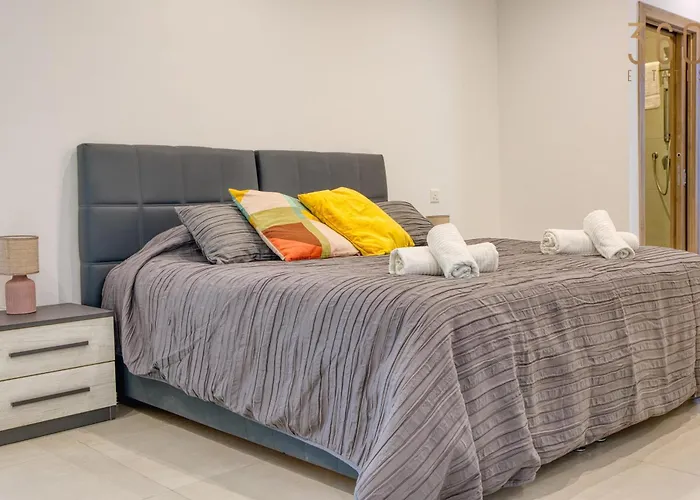 2br Penthouse With Views Overlooking Marina By 360 Estates * Pieta