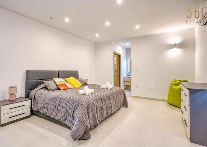 2br Penthouse With Views Overlooking Marina By 360 Estates Apartment