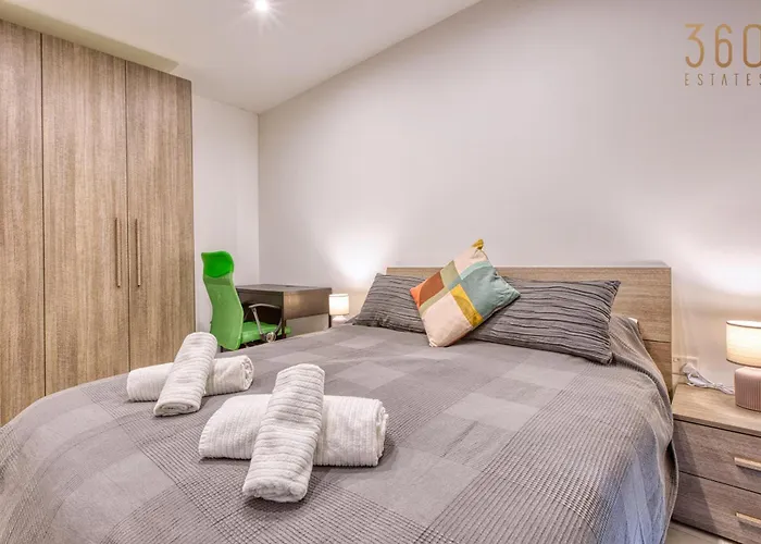 Apartment 2br Penthouse With Views Overlooking Marina By 360 Estates